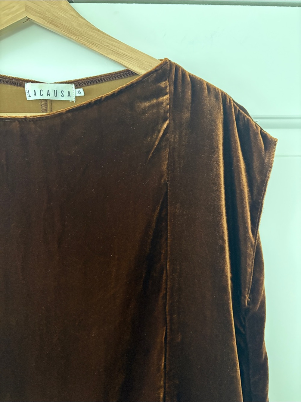 LACAUSA Sleeveless Golden Brown Velvet Shift Dress with Pocket - Picture 3 of 8